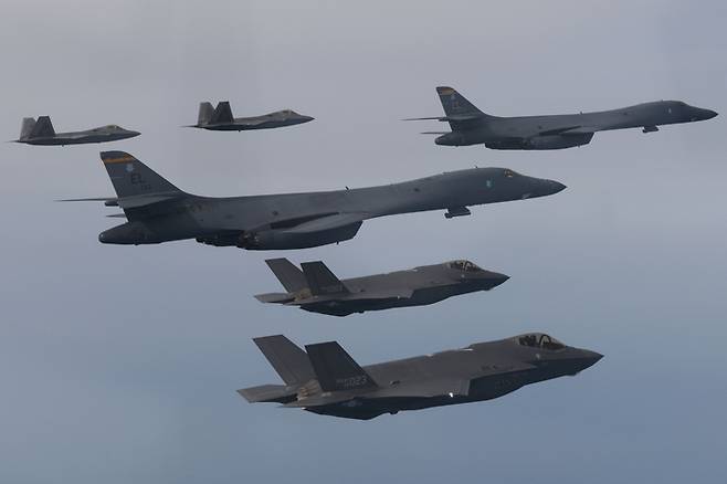 한미 공군이 1일 서해 상공에서 우리 측의 F-35A 전투기와 미측의 B-1B 전략폭격기 및 F-22·F-35B 전투기 등이 참여한 가운데 연합공중훈련을 시행하고 있다. [사진제공=국방부]