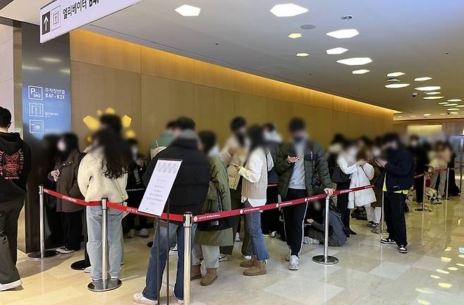 지난달 16일 오후 서울 잠실 롯데월드몰 지하 1층에서 열린 ‘T1’ 팝업스토어 입장을 기다리는 소비자들 모습. [최아영 기자]