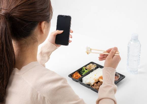 혼밥 가구, 특히 혼밥 여성의 대사증후군 발병 위험이 그렇지 않은 여성보다 1.5배 높은 것으로 나타났다. /사진=이미지투데이