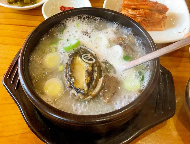 낙식전복곰탕의 전복곰탕. /사진=다이어리알