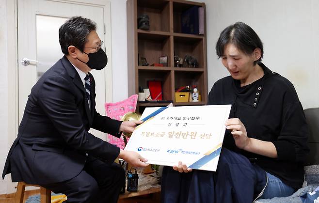 여자농구 최장신 센터로 이름을 날린 김영희씨가 향년 60세 나이로 별세했다. 사진은 황희 전 문화체육관광부 장관이 투병 중인 김영희씨에게 특별보조금을 전달하는 모습. /사진= 문화체육관광부