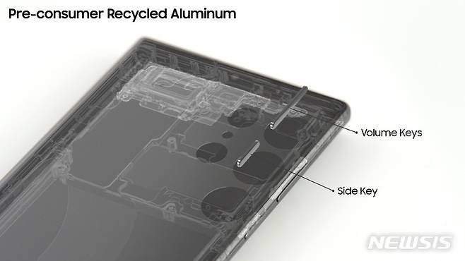 [샌프란시스코=뉴시스]갤럭시 S23 울트라에 적용된 재활용 알루미늄 부품. (사진=삼성전자 제공)