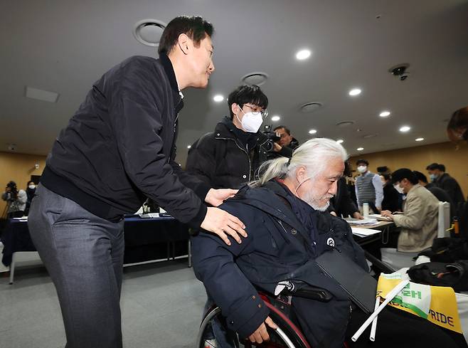 [서울=뉴시스] 김금보 기자 = 오세훈 서울시장이 2일 서울 중구 서울시청에서 열린 전국장애인차별철폐연대 간담회를 마치고 박경석 대표를 배웅하고 있다. (공동취재사진) 2023.02.02. photo@newsis.com