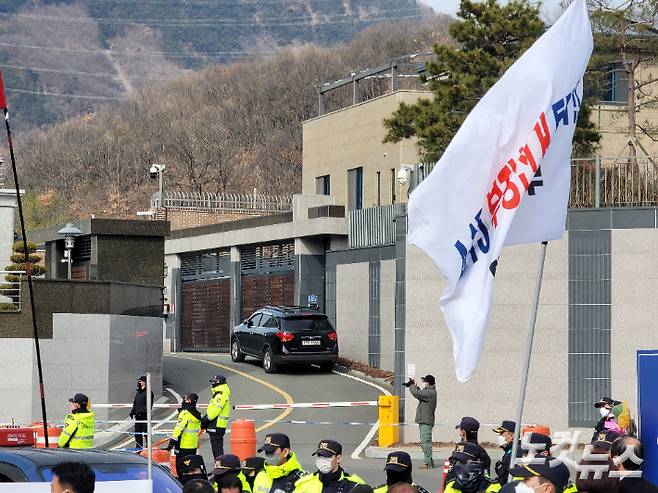 박근혜 전 대통령의 사저와 지지자들. 이규현 기자