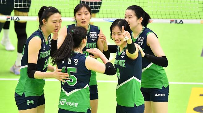'야스민, 더 쉬다 와' 황연주(4번) 등 현대건설 선수들이 2일 GS칼텍스와 홈 경기에서 득점한 뒤 세리머니를 펼치고 있다. KOVO