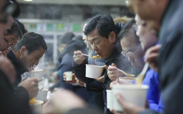 ▲김관영 도지사가 설 명절 연휴가 끝난 25일 새벽 익산 농수산물 도매시장과 군산 원예공판장 등을 방문해 도매시장 활성화 간담회를 가진 뒤 관계자들과 아침 식사를 하고 있다. ⓒ