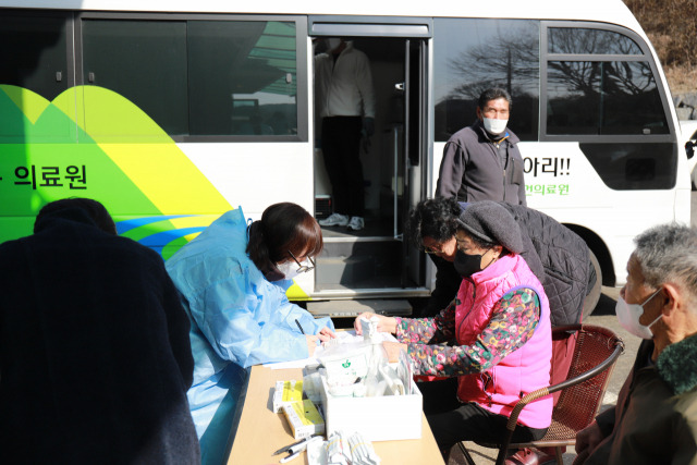 ▲청양군이 교통·의료 취약계층이 거주하는 마을을 직접 방문해 의료 서비스를 진행하고 있다   ⓒ청양군