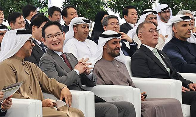 지난 1월16일 바라카 원자력 발전소에서 이재용 삼성전자 회장과 셰이크 만수르 빈 자이드 알 나하얀 UAE 부총리 겸 대통령실 장관과 이야기를 나누고 있다. 세계일보 자료사진