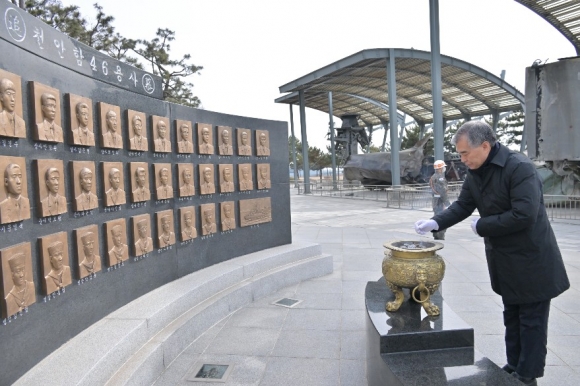 서해수호관에서 참배하는 김현기 서울시의회 의장