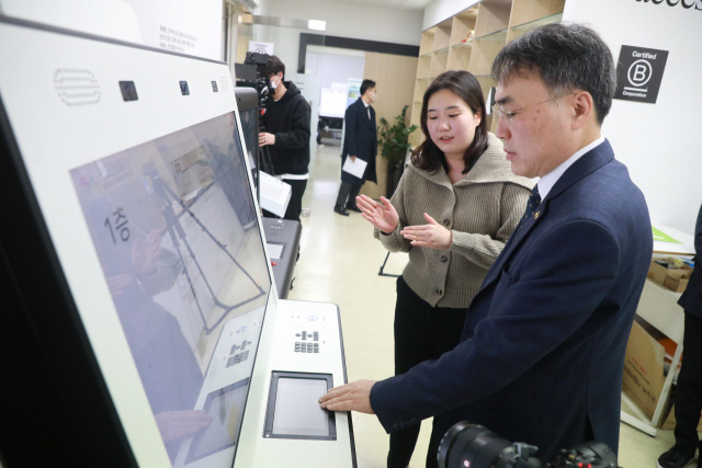 이종욱(오른쪽 첫번째) 조달청장이 ‘닷 패드’를 시연해보고 있다. 사진제공=조달청