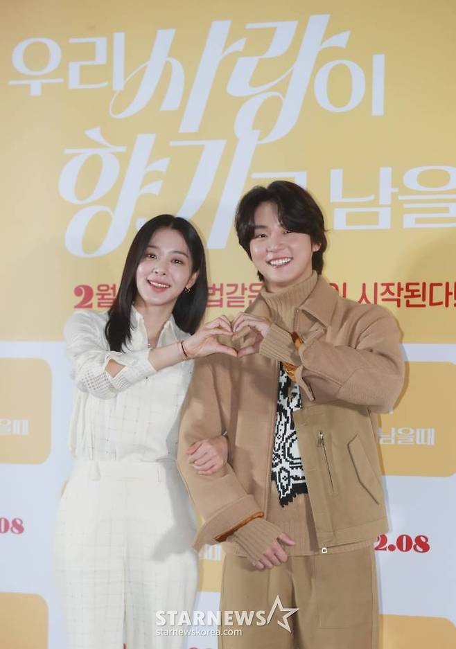 배우 설인아, 윤시윤이 2일 오전 서울 광진구 롯데시네마 건대입구점에서 진행된 영화 '우리 사랑이 향기로 남을 때'(감독 임성용) 언론시사회에 참석해 포즈를 취하고 있다.  일도 연애도 마음 같지 않은 창수(윤시윤 분)와 모든 걸 가졌지만 연애는 쉽지 않은 아라(설인아 분), 두 사람의 앞에 사랑에 빠지게 만드는 향수가 등장하며 펼쳐지는 로맨스 '우리 사랑이 향기로 남을 때'는 오는 8일 개봉한다. /2023.02.02 /사진=이동훈 기자 photoguy@