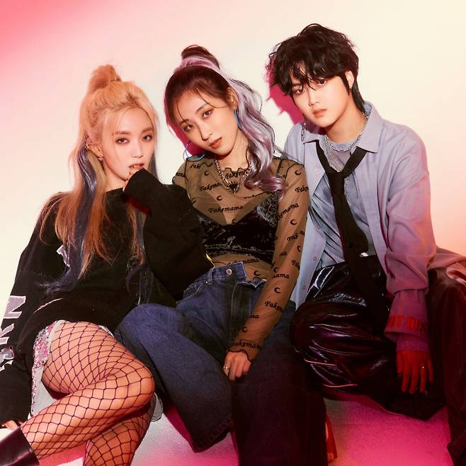 유니, 김바다와 어깨 나란히..'라이브커넥트 스테이지' 무대