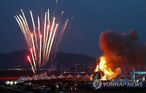 대구 북구 하중도에서 타오르는 달집 [촬영 김준범 기자]