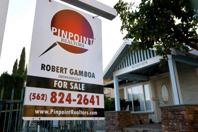 미국 캘리포니아 로스엔젤레스의 한 주택 앞에 매각 표지가 붙어 있다.(사진=AFP)
