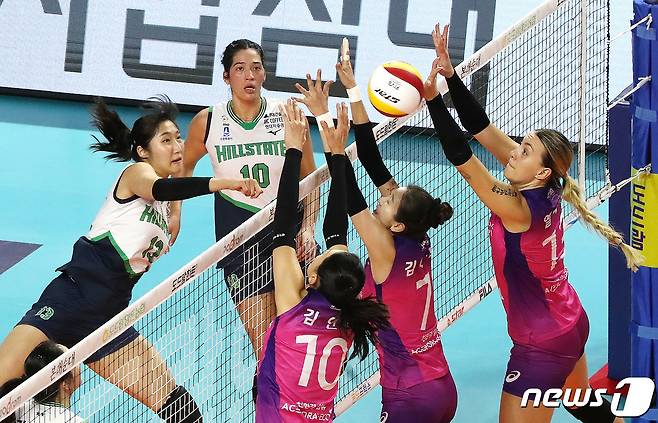 올 시즌 현대건설과 흥국생명의 경기 장면. /뉴스1 ⓒ News1 임세영 기자