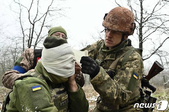 러시아의 침공 속 우크라이나 헤르손에서 병사들이 부상병을 응급 치료하는 훈련을 하고 있다. ⓒ AFP=뉴스1 ⓒ News1 우동명 기자