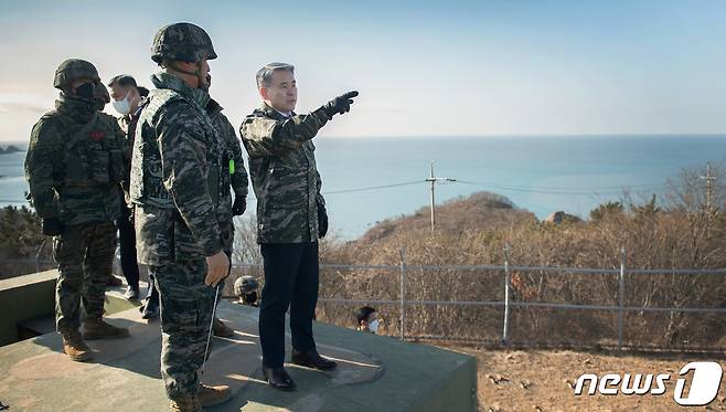 이종섭 국방부장관이 21일 인천 연평도 연평부대 방공진지에서 작전 지도를 하고 있다. (국방부 제공) 2023.1.21/뉴스1
