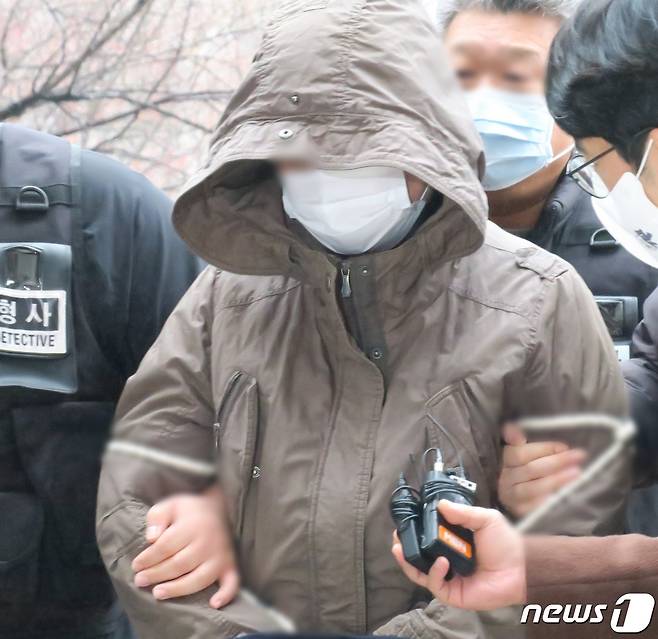 사체유기 혐의로 구속된 A씨(47·여)/뉴스1 ⓒ News1 박아론 기자