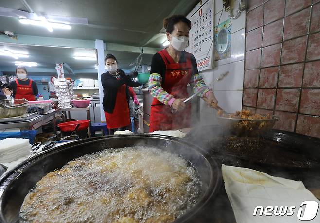 치킨 튀기는 상인들 자료사진./뉴스1 ⓒ News1
