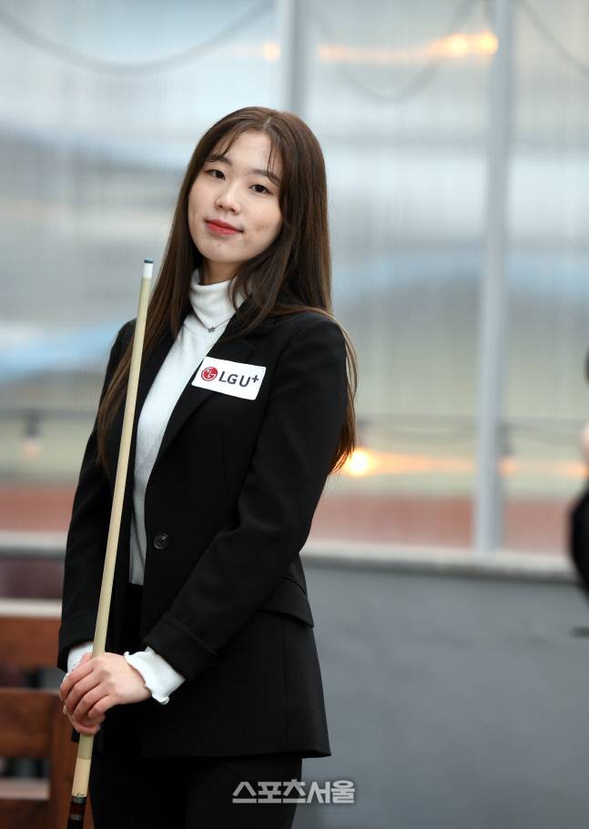 세계여자9볼선수권에서 공동 3위를 차지한 서서아가 지난달 31일 서울 중구 한 카페에서 스포츠서울과 인터뷰에 앞서 포즈를 취하고 있다. 최승섭기자 thunder@sportsseoul.com