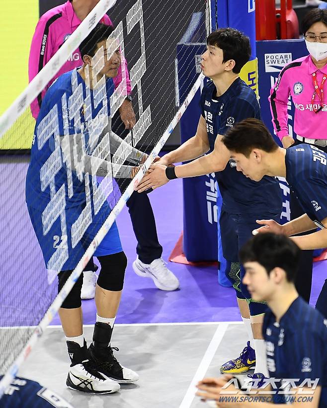 드디어 대한항공 상대 시즌 첫 승을 올린 신영석과 악수를 나누는 한선수