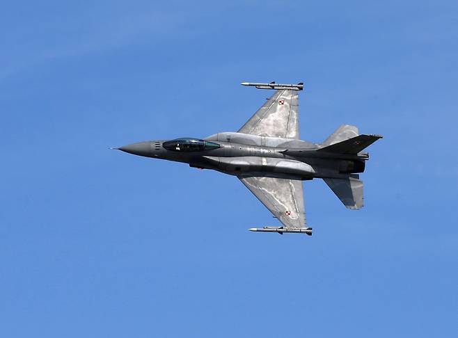 폴란드 공군의 F-16  전투기가 2019년 7월 발트해 국가인 라트비아에서 열린 '윙스 오버 발틱스(Wings Over Baltics)' 에어쇼에서 날고 있다. /로이터 연합뉴스