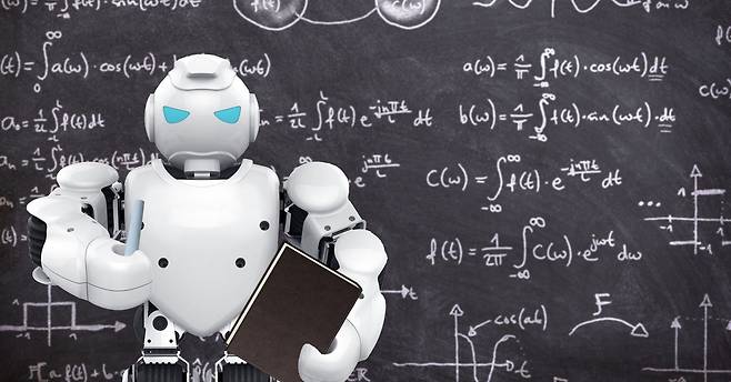 인공지능 로봇이 수식이 가득 써 있는 칠판 앞에서 강의를 하고 있다. /Pixabay