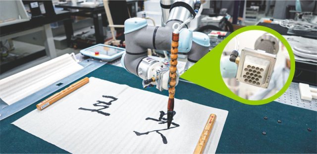 지난해 8월 31일 대전 유성구 한국기계연구원 로봇메카트로닉스 연구실에서 로봇 손 ‘그리퍼’가 붓을 들고 붓글씨를 쓰고 있다. 
마치 문어발의 빨판처럼 실리콘 소재에 뚫린 작은 구멍들을 통해 물체를 흡착해 쥔다(동그라미 안). 어린이과학동아