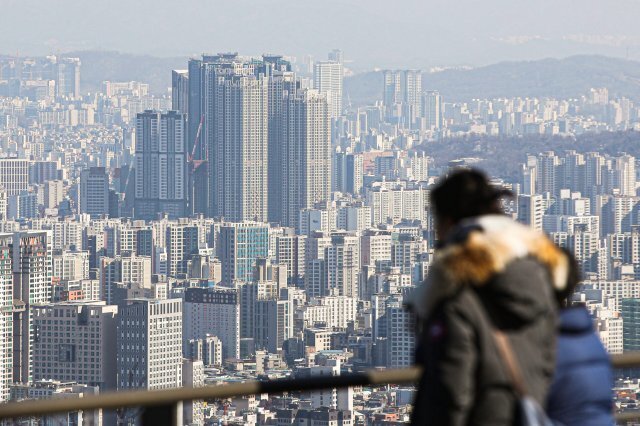 정부의 규제완화 영향으로 서울 아파트값 하락폭이 4주 연속 둔화했다. 한국부동산원 조사에 따르면 이번주 서울 아파트값은 0.31% 하락해 작년 말(-0.74%) 이후 4주 연속 낙폭이 감소했다. 사진은 27일 오후 서울 남산공원에서 바라본 아파트 단지. 2023.01.27. 뉴시스