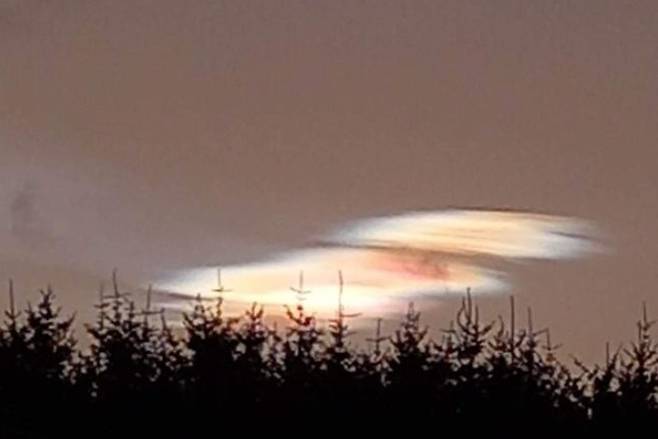 지난달 30일(현지시간) 영국 스코틀랜드에서 관측된 ‘자개구름’. 사진=BBC 스코틀랜드 웨더 트위터