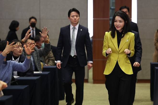 김건희 여사가 3일 서울 용산구 백범 김구기념관에서 열린 제3회 한국수어의 날 기념식에 입장하며 수어로 "안녕하세요"라고 인사하고 있다. [대통령실 제공] 연합뉴스