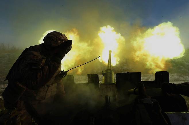 러시아의 우크라이나 공격이 계속되던 지난 1월10일 우크라이나 바흐무트에서 우크라이나군이 대공무기를 발사하고 있다. 로이터 연합뉴스