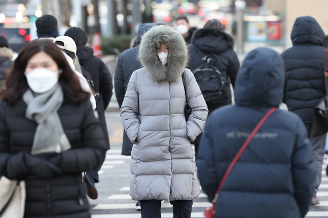 수도권에 영하 10도 안팎의 강추위가 계속되던 지난해 12월19일 오전 서울 광화문광장에서 두꺼운 옷차림을 한 시민들이 걸어가고 있다. 연합뉴스