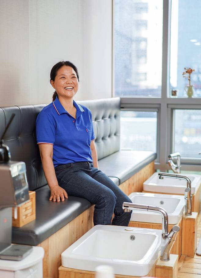 최금숙씨는 서른한 살 때 시력을 잃었다. 6년 동안 가라앉아 있던 그를 세상 밖으로 이끌어낸 건 안마였다. 지금은 서울 강서구 마곡동에서 참손길지압힐링센터를 운영하고 있다.