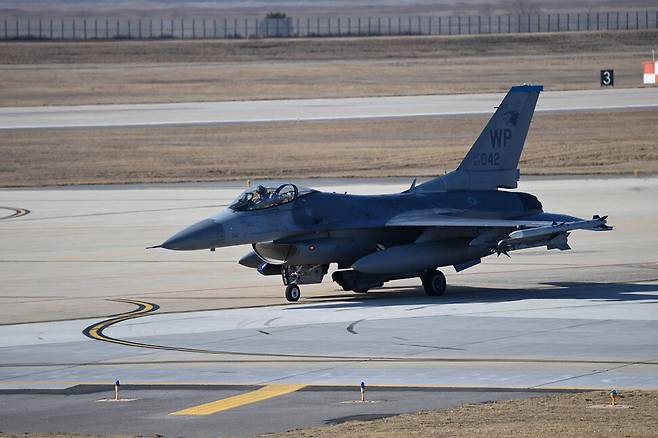 한·미 연합공중훈련에 참가하는 미 공군 F-16CM 전투기가 3일 오후 이륙을 위해 군산기지 활주로로 진입하고 있다. 한·미 공군은 지난 1일에 이어서 이날 서해 상공에서 연합공중훈련을 했다. 공군 제공