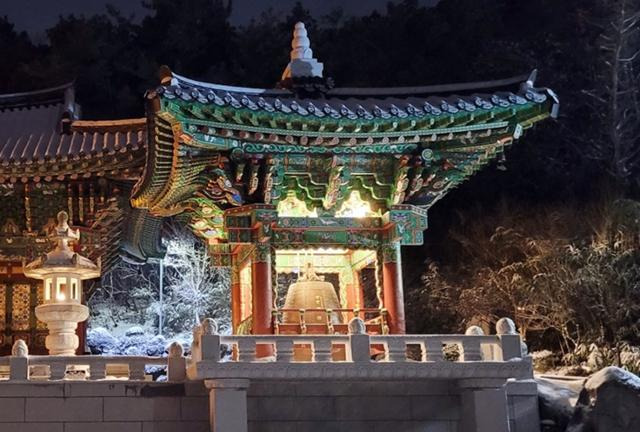 세종시 보림사 대웅전 앞에 설치된 종각의 모습. 연합뉴스
