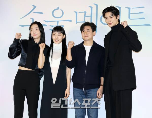 배우 김다미, 전소미, 민용근 감독, 변우석이 3일 오전 서울 광진구 롯데시네마 건대입구에서 진행된 영화 ‘소울메이트’ 제작보고회에 참석해 포토타임을 갖고 있다. '소울메이트'는 첫 만남부터 서로를 알아본 두 친구 미소(김다미)와 하은(전소니) 그리고 진우(변우석)가 기쁨, 슬픔, 설렘, 그리움까지 모든 것을 함께 한 이야기를 그린다. 오는 3월 15일 개봉한다. 서병수 기자 qudtn@edaily.co.kr /2023.02.03.