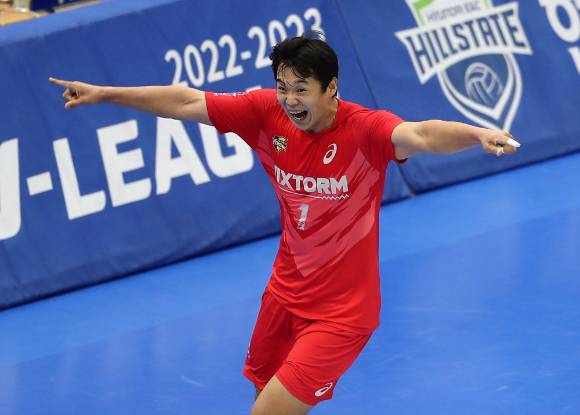 한국전력 서재덕이 지난 12월 8일 열린 대한항공과 홈 경기 도중 서브 득점을 올린 뒤 환호하고 있다. [사진=발리볼코리아닷컴]