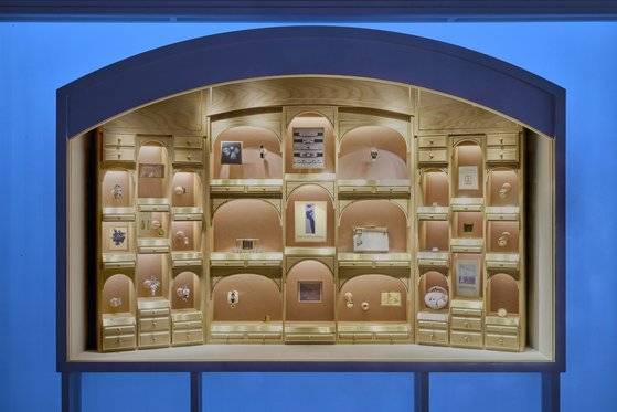 반클리프 아펠의 역사 속 시계들을 전시한 공간.