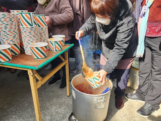 2일 오후 대구 북구 대현동 경북대학교 서문 인근 골목가에서 돼지고기 수육과 소고기국밥을 나눠주고 있다. 이날 돼지고기 잔치는 이슬람 사원 건립을 반대하는 대현동 주민 중 일부가 주최했다. 김정석 기자