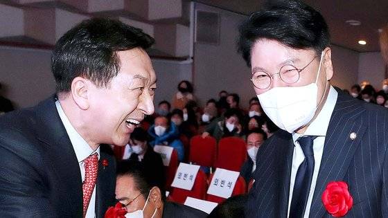 국민의힘 김기현 의원과 장제원 의원이 지난달 5일 오후 서울 송파구민회관에서 열린 배현진 송파을 의원의 신년인사회에서 만나 악수하고 있다. 뉴스1