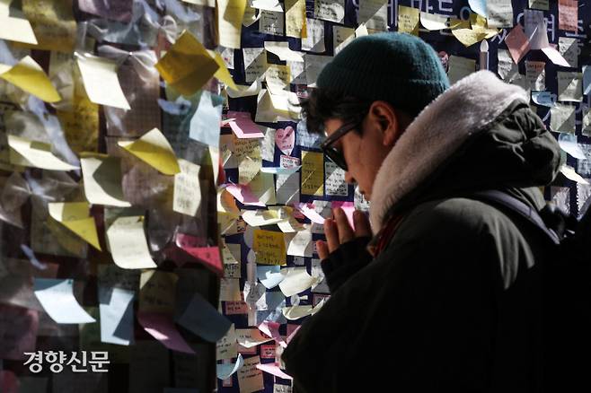 이태원 참사 100일을 이틀 앞둔 3일 서울 용산구 이태원 참사 현장에서 한 시민이 희생자들을 추모하고 있다. 성동훈 기자