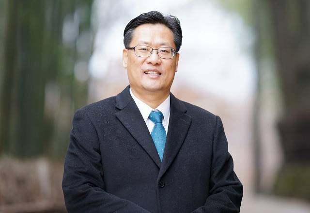이재현 광주 충광교회 목사는 균형을 잃고 넘어질 때마다 독서가 필요하다고 말한다. 이 목사가 광주의 대숲을 배경으로 서 있다. 충광교회 제공