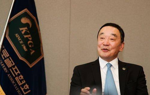 지난 시즌 최종전 때 익년 사업 계획을 밝히는 구자철 한국프로골프협회 회장.
[KPGA 제공]
