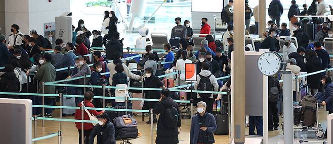 지난달 30일 오전 인천국제공항 제1여객터미널 출국장에서 탑승객들이 출국 수속을 밟고 있다. [사진 출처 = 연합뉴스]