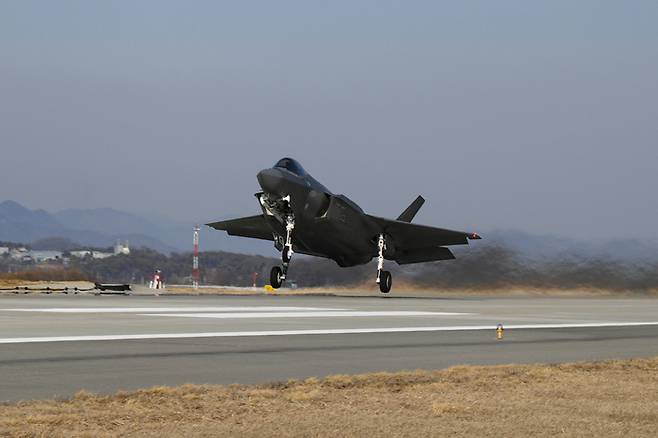 한국 공군 스텔스 전투기 F-35A 가 3일 오후 한미연합 공중훈련에 참가하기 위해 청주기지 활주로에서 이륙하고 있다. [사진제공=공군]