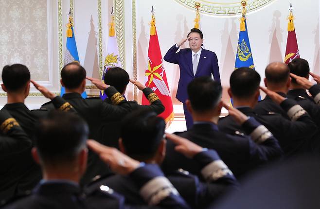 윤석열 대통령이 3일 청와대 영빈관에서 열린 상반기 육군·해군·해병대·공군 준장 진급자 및 진급 예정자 47명에 대한 삼정검 수여식에서 진급 장성들로부터 거수경례를 받고 있다. 【사진 제공=대통령실】