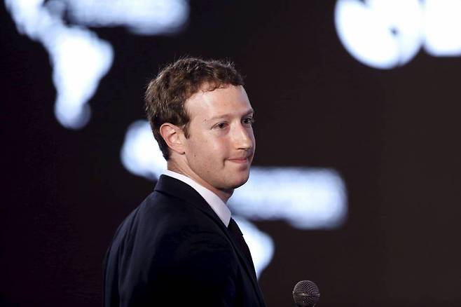 Facebook CEO Mark Zuckerberg asks a question during the II CEO Summit of the Americas on the sidelines of the VII Summit of the Americas in Panama City April 10, 2015. REUTERS/Carlos Garcia Rawlins