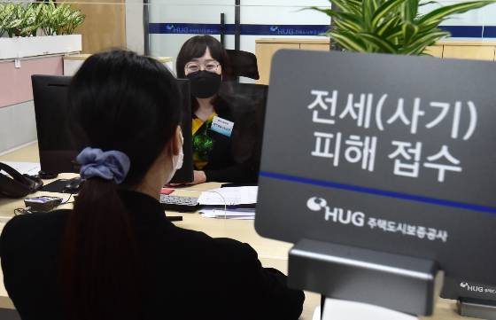 정부가 공인중개사들의 책임 있는 역할이 부족하다는 지적에 따라 중개사 권한과 책임을 강화할 방침이다. /사진=뉴스1