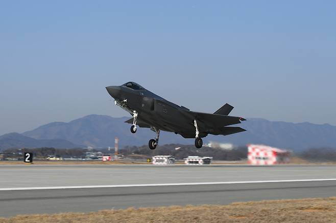 [서울=뉴시스] 최동준 기자 = 한국 공군 스텔스 전투기 F-35A '프리덤 나이트(Freedom Knight)'가 3일 한미 연합공중훈련 참가를 위해 청주기지에서 이륙하고 있다. 한미 공군은 지난 1일에 이어서 이날, 한국 측 F-35A와 미국 측 F-22, F-35B, F-16CM 전투기 등 다수의 첨단 전투기들이 참가한 가운데 서해 상공에서 연합공중훈련을 실시했다. (사진=공군 제공) 2023.02.03. photo@newsis.com *재판매 및 DB 금지